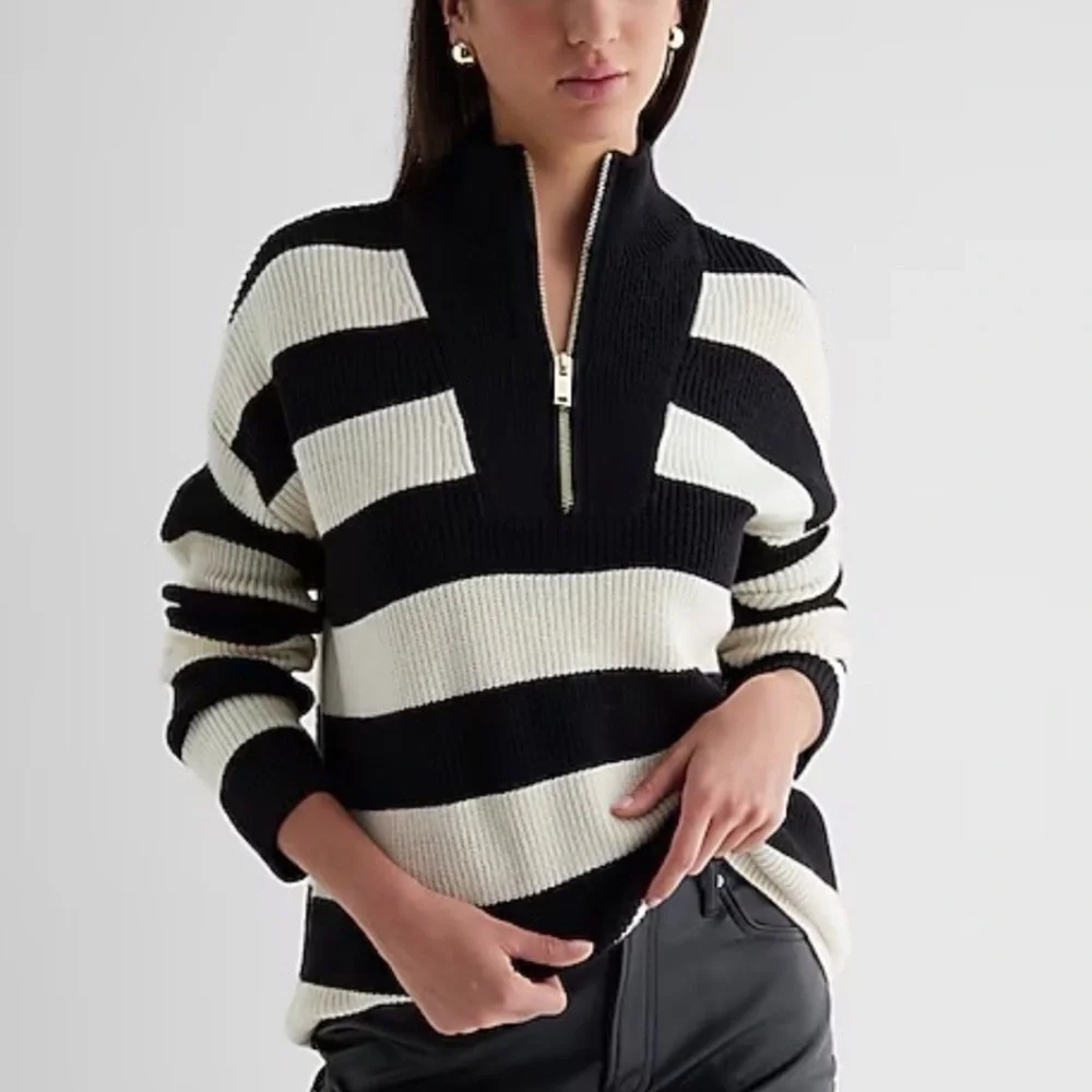 🏷️ 🛍️ NWOT Express Black & White Striped Ribbed 1/4 Zip Knit Sweater 🏷️ 🛍️ - Picture 1 of 8
